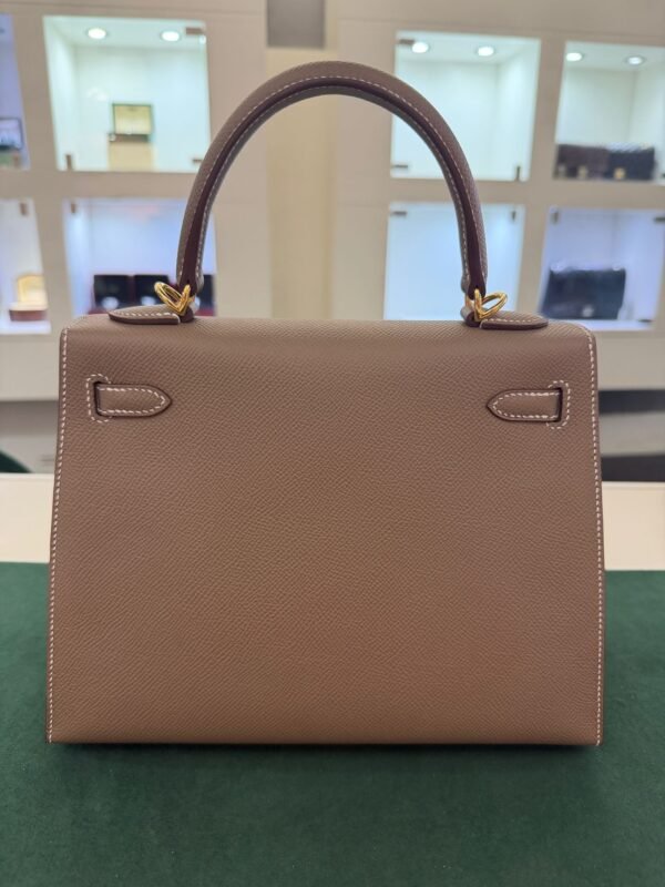 Herm&egrave;s Kelly 25 Sellier Nuova 2026 stampa G in pelle Epsom colore Etoupe con hardware dorato con tutti gli adesivi di protezione dell&rsquo;imballaggio e dell&rsquo;hardware.
