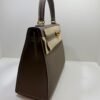 Herm&egrave;s Kelly 25 Sellier Nuova 2026 stampa G in pelle Epsom colore Etoupe con hardware dorato con tutti gli adesivi di protezione dell&rsquo;imballaggio e dell&rsquo;hardware.