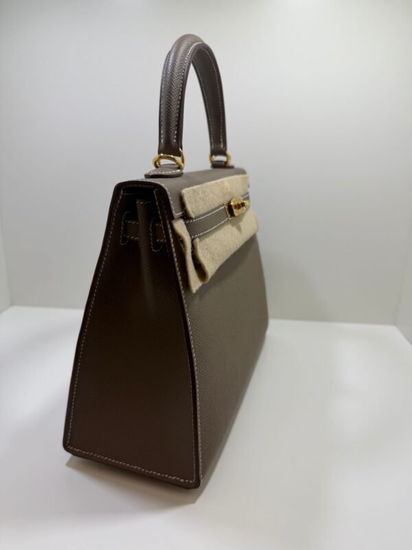 Herm&egrave;s Kelly 25 Sellier Nuova 2026 stampa G in pelle Epsom colore Etoupe con hardware dorato con tutti gli adesivi di protezione dell&rsquo;imballaggio e dell&rsquo;hardware.