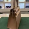 Herm&egrave;s Kelly 25 Sellier Nuova 2026 stampa G in pelle Epsom colore Etoupe con hardware dorato con tutti gli adesivi di protezione dell&rsquo;imballaggio e dell&rsquo;hardware.