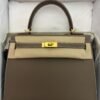 Herm&egrave;s Kelly 25 Sellier Nuova 2026 stampa G in pelle Epsom colore Etoupe con hardware dorato con tutti gli adesivi di protezione dell&rsquo;imballaggio e dell&rsquo;hardware.