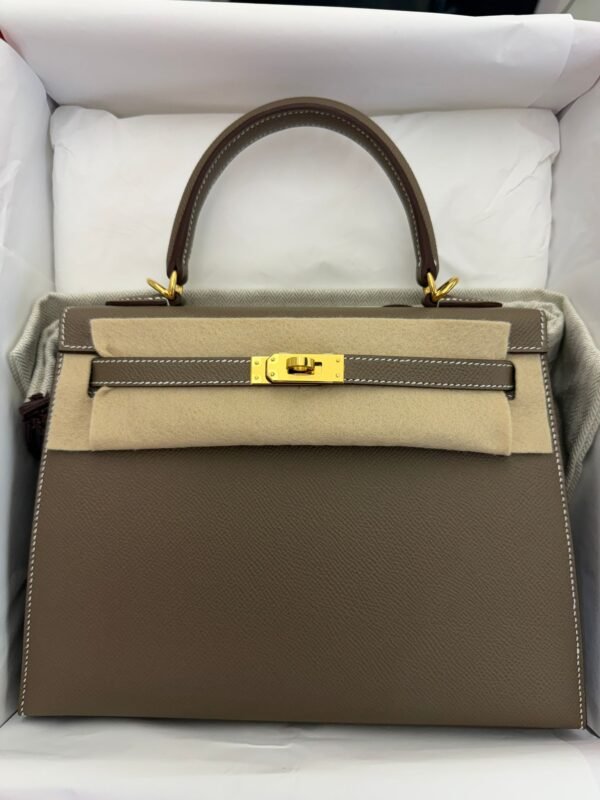 Herm&egrave;s Kelly 25 Sellier Nuova 2026 stampa G in pelle Epsom colore Etoupe con hardware dorato con tutti gli adesivi di protezione dell&rsquo;imballaggio e dell&rsquo;hardware.
