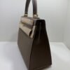 Herm&egrave;s Kelly 25 Sellier Nuova 2026 stampa G in pelle Epsom colore Etoupe con hardware dorato con tutti gli adesivi di protezione dell&rsquo;imballaggio e dell&rsquo;hardware.