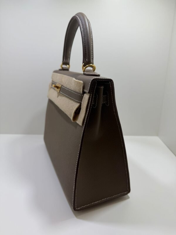 Herm&egrave;s Kelly 25 Sellier Nuova 2026 stampa G in pelle Epsom colore Etoupe con hardware dorato con tutti gli adesivi di protezione dell&rsquo;imballaggio e dell&rsquo;hardware.