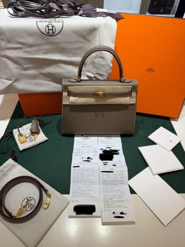 Herm&egrave;s Kelly 25 Sellier Nuova 2026 stampa G in pelle Epsom colore Etoupe con hardware dorato con tutti gli adesivi di protezione dell&rsquo;imballaggio e dell&rsquo;hardware.