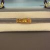 Herm&egrave;s Kelly 25 Sellier Nuova 2026 stampa G in pelle Epsom colore Etoupe con hardware dorato con tutti gli adesivi di protezione dell&rsquo;imballaggio e dell&rsquo;hardware.