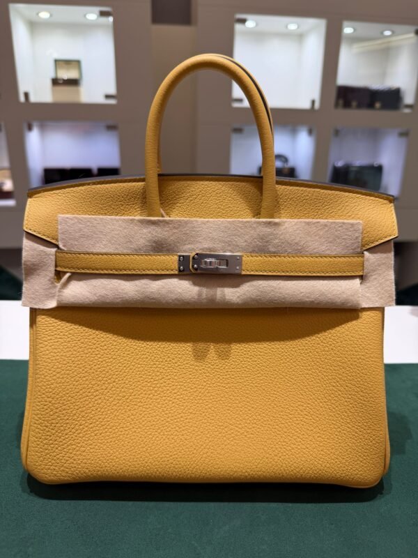 WhatsApp Image 2026-05-20 at 20.36.59 (2) Hermès Birkin 25 retourne veau togo colore Paille ( giallo ) stampa G NUOVA 2026 hardware palladio full set con scontrino ufficiale Hermès pellicole stickers ovunque