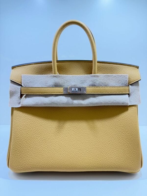 WhatsApp Image 2026-05-20 at 20.37.01 Hermès Birkin 25 retourne veau togo colore Paille ( giallo ) stampa G NUOVA 2026 hardware palladio full set con scontrino ufficiale Hermès pellicole stickers ovunque
