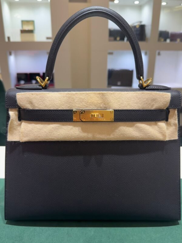 WhatsApp Image 2026-05-20 at 20.37.30 (3) Hermès Kelly 28 sellier veau pellame epsom NUOVA 2026 seriale K color Noir nero con hardware dorato con tutti gli adesivi di protezione