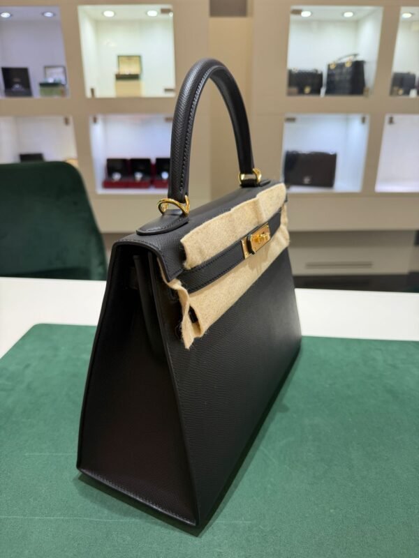 WhatsApp Image 2026-05-20 at 20.37.30 Hermès Kelly 28 sellier veau pellame epsom NUOVA 2026 seriale K color Noir nero con hardware dorato con tutti gli adesivi di protezione