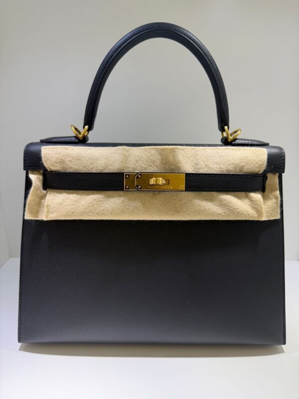 WhatsApp Image 2026-05-20 at 20.37.31 (2) Hermès Kelly 28 sellier veau pellame epsom NUOVA 2026 seriale K color Noir nero con hardware dorato con tutti gli adesivi di protezione