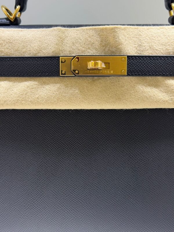 WhatsApp Image 2026-05-20 at 20.37.31 (3) Hermès Kelly 28 sellier veau pellame epsom NUOVA 2026 seriale K color Noir nero con hardware dorato con tutti gli adesivi di protezione