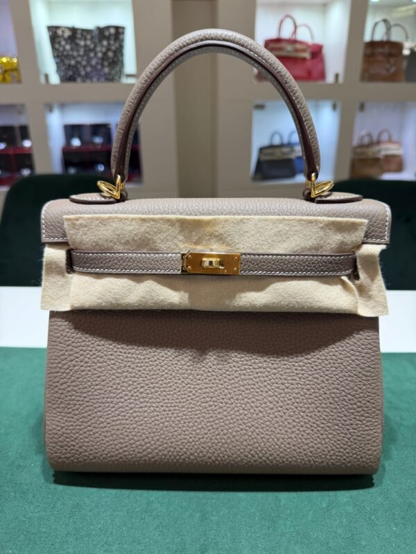 WhatsApp Image 2026-05-26 at 11.28.08 (2) Hermès Kelly 25 retourne Nuova 2026 stampa G in pelle togo colore Etoupe tortora con hardware dorato con tutti gli adesivi di protezione dell’imballaggio e dell’hardware.