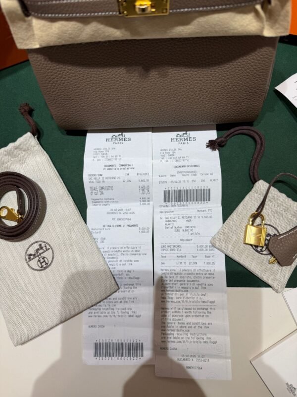 WhatsApp Image 2026-05-26 at 11.28.08 (3) Hermès Kelly 25 retourne Nuova 2026 stampa G in pelle togo colore Etoupe tortora con hardware dorato con tutti gli adesivi di protezione dell’imballaggio e dell’hardware.