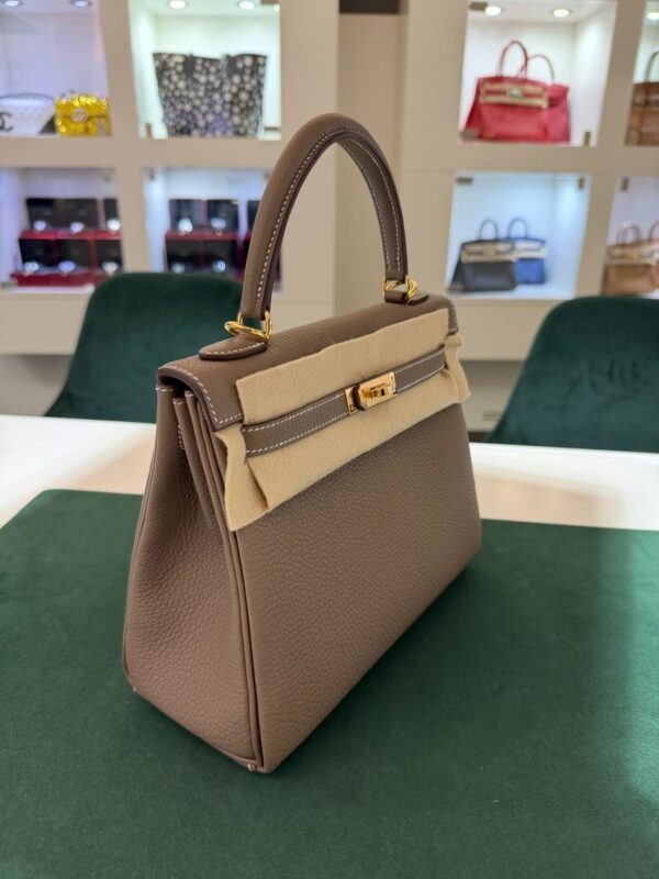 WhatsApp Image 2026-05-26 at 11.28.08 (4) Hermès Kelly 25 retourne Nuova 2026 stampa G in pelle togo colore Etoupe tortora con hardware dorato con tutti gli adesivi di protezione dell’imballaggio e dell’hardware.