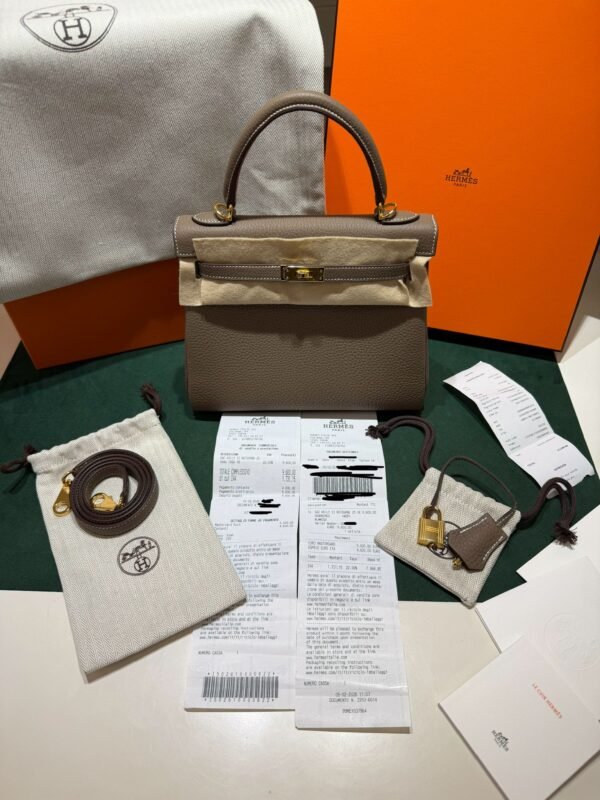 WhatsApp Image 2026-05-26 at 11.28.08 Hermès Kelly 25 retourne Nuova 2026 stampa G in pelle togo colore Etoupe tortora con hardware dorato con tutti gli adesivi di protezione dell’imballaggio e dell’hardware.