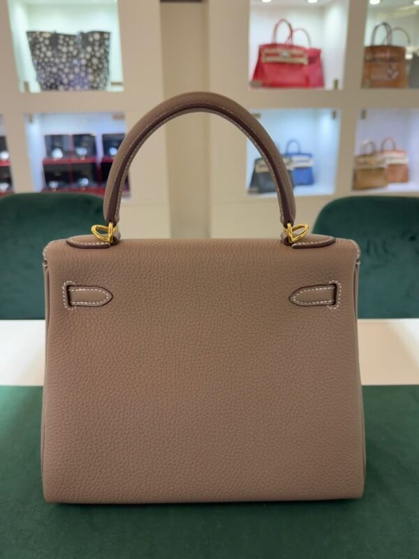 WhatsApp Image 2026-05-26 at 11.28.09 Hermès Kelly 25 retourne Nuova 2026 stampa G in pelle togo colore Etoupe tortora con hardware dorato con tutti gli adesivi di protezione dell’imballaggio e dell’hardware.