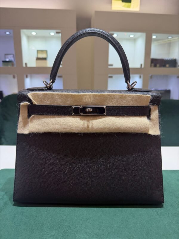 WhatsApp Image 2026-05-20 at 11.02.20 Hermès Kelly 28 sellier veau pellame epsom second hand del 2017 color Noir nero con hardware palladio full set excellent condition