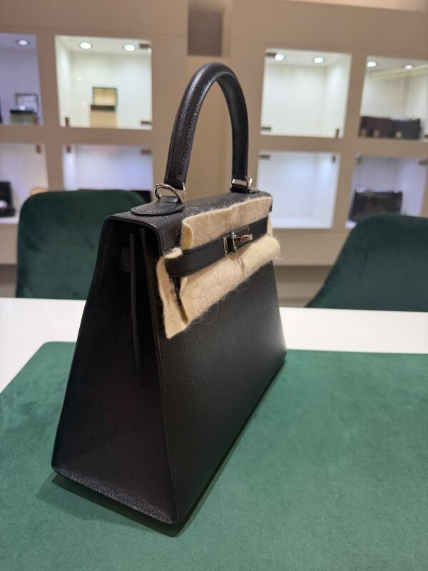 WhatsApp Image 2026-05-20 at 11.02.22 (1) Hermès Kelly 28 sellier veau pellame epsom second hand del 2017 color Noir nero con hardware palladio full set excellent condition