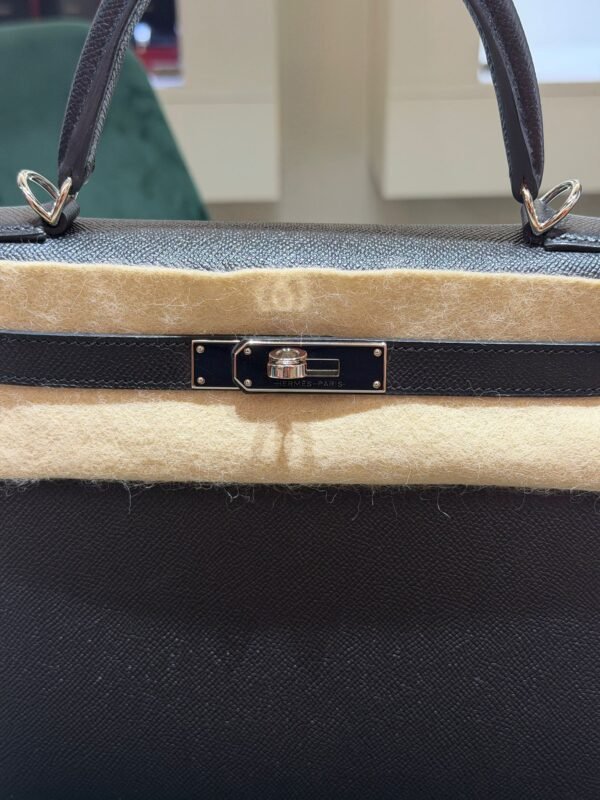 WhatsApp Image 2026-05-20 at 11.02.22 (3) Hermès Kelly 28 sellier veau pellame epsom second hand del 2017 color Noir nero con hardware palladio full set excellent condition