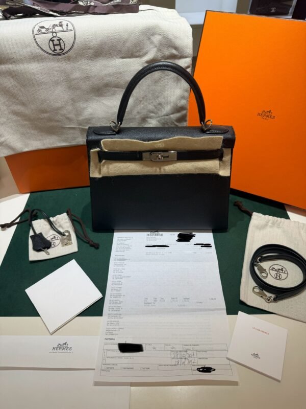 WhatsApp Image 2026-05-20 at 11.02.22 Hermès Kelly 28 sellier veau pellame epsom second hand del 2017 color Noir nero con hardware palladio full set excellent condition