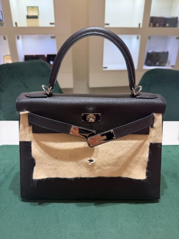 WhatsApp Image 2026-05-20 at 11.02.23 (1) Hermès Kelly 28 sellier veau pellame epsom second hand del 2017 color Noir nero con hardware palladio full set excellent condition