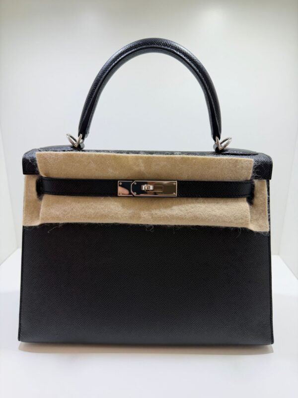 WhatsApp Image 2026-05-20 at 11.02.23 (2) Hermès Kelly 28 sellier veau pellame epsom second hand del 2017 color Noir nero con hardware palladio full set excellent condition