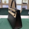 WhatsApp Image 2026-05-20 at 11.02.23 (3) Hermès Kelly 28 sellier veau pellame epsom second hand del 2017 color Noir nero con hardware palladio full set excellent condition
