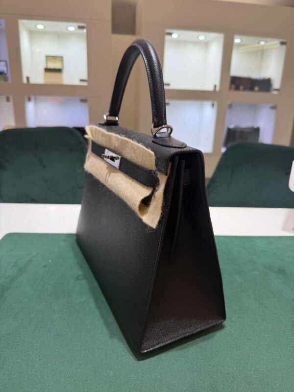 WhatsApp Image 2026-05-20 at 11.02.23 (3) Hermès Kelly 28 sellier veau pellame epsom second hand del 2017 color Noir nero con hardware palladio full set excellent condition