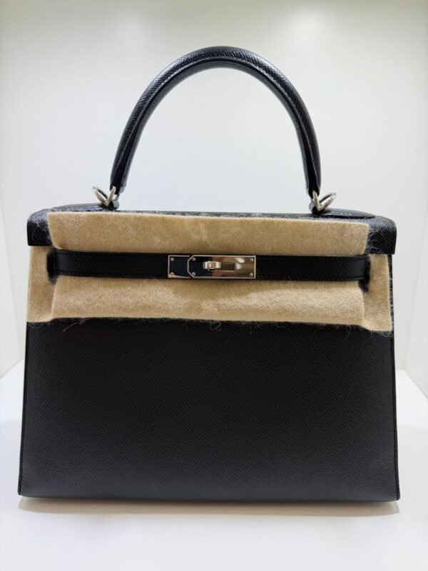 WhatsApp Image 2026-05-20 at 11.02.23 Hermès Kelly 28 sellier veau pellame epsom second hand del 2017 color Noir nero con hardware palladio full set excellent condition