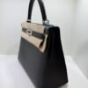 WhatsApp Image 2026-05-20 at 11.02.24 (1) Hermès Kelly 28 sellier veau pellame epsom second hand del 2017 color Noir nero con hardware palladio full set excellent condition