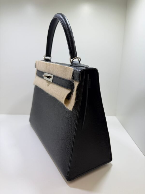 WhatsApp Image 2026-05-20 at 11.02.24 (1) Hermès Kelly 28 sellier veau pellame epsom second hand del 2017 color Noir nero con hardware palladio full set excellent condition