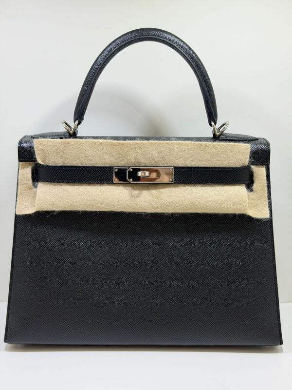 WhatsApp Image 2026-05-20 at 11.02.25 (1) Hermès Kelly 28 sellier veau pellame epsom second hand del 2017 color Noir nero con hardware palladio full set excellent condition