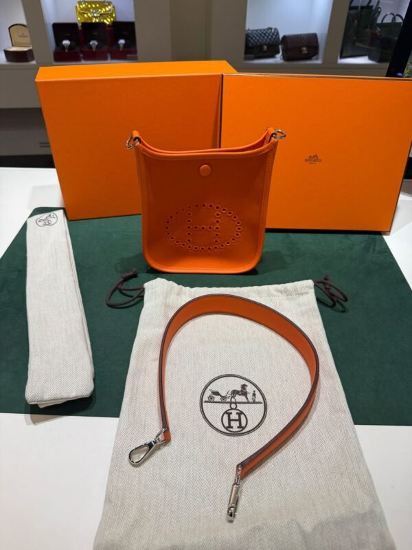 WhatsApp Image 2026-06-10 at 10.36.04 (2) Hermès Evelyne 16 orange del 2024