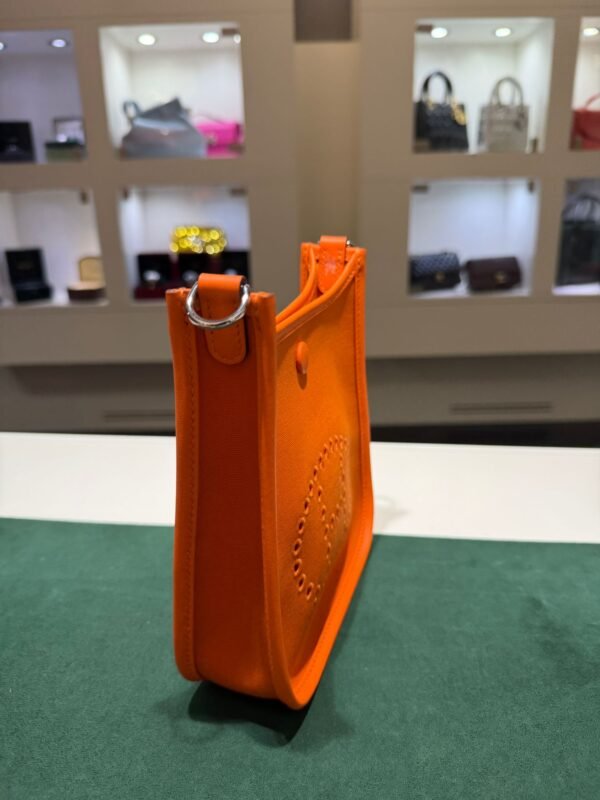 WhatsApp Image 2026-06-10 at 10.36.04 (4) Hermès Evelyne 16 orange del 2024