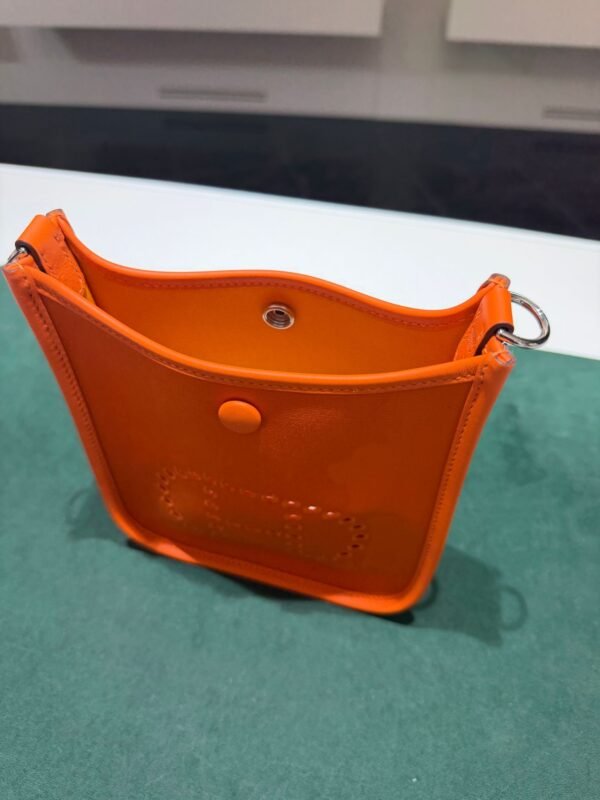 WhatsApp Image 2026-06-10 at 10.36.05 (1) Hermès Evelyne 16 orange del 2024