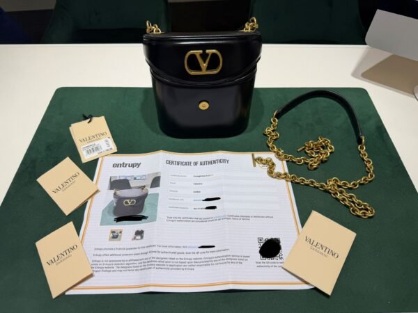 WhatsApp Image 2026-07-01 at 17.17.48 (1) Valentino Garavani Mini Crossbody Bag VLogo Moon secchiello excellent condition con tracolla hardware dorato.