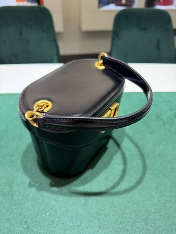 WhatsApp Image 2026-07-01 at 17.17.49 (3) Valentino Garavani Mini Crossbody Bag VLogo Moon secchiello excellent condition con tracolla hardware dorato.