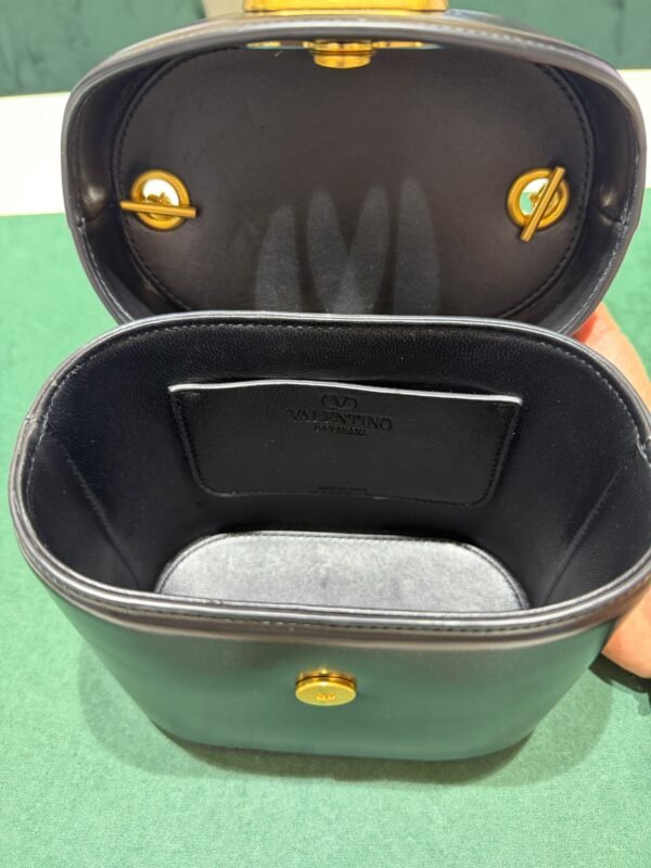 WhatsApp Image 2026-07-01 at 17.17.49 (4) Valentino Garavani Mini Crossbody Bag VLogo Moon secchiello excellent condition con tracolla hardware dorato.