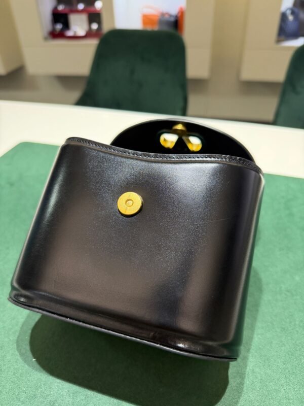 WhatsApp Image 2026-07-01 at 17.17.50 (1) Valentino Garavani Mini Crossbody Bag VLogo Moon secchiello excellent condition con tracolla hardware dorato.