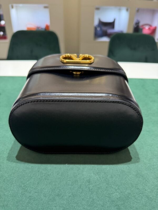 WhatsApp Image 2026-07-01 at 17.17.50 Valentino Garavani Mini Crossbody Bag VLogo Moon secchiello excellent condition con tracolla hardware dorato.