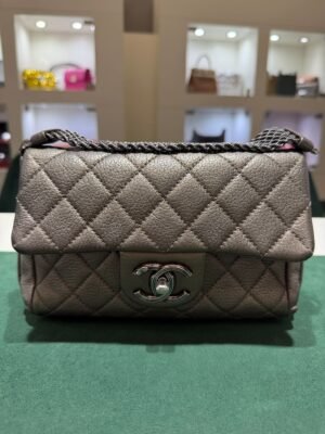 WhatsApp Image 2026-07-01 at 17.18.26 (1) Chanel Classic Flap Mini rectangular 20 – Caviar Metallizzato Grigio Scuro – Hardware Ruthenium del 2017