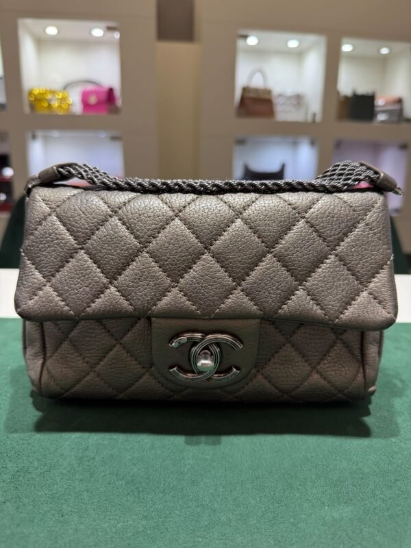 WhatsApp Image 2026-07-01 at 17.18.26 (1) Chanel Classic Flap Mini rectangular 20 – Caviar Metallizzato Grigio Scuro – Hardware Ruthenium del 2017