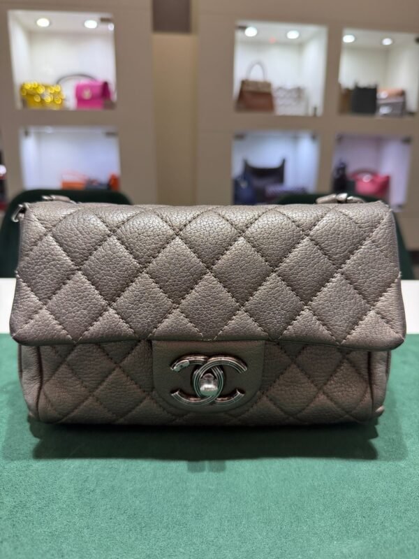 WhatsApp Image 2026-07-01 at 17.18.26 (2) Chanel Classic Flap Mini rectangular 20 – Caviar Metallizzato Grigio Scuro – Hardware Ruthenium del 2017