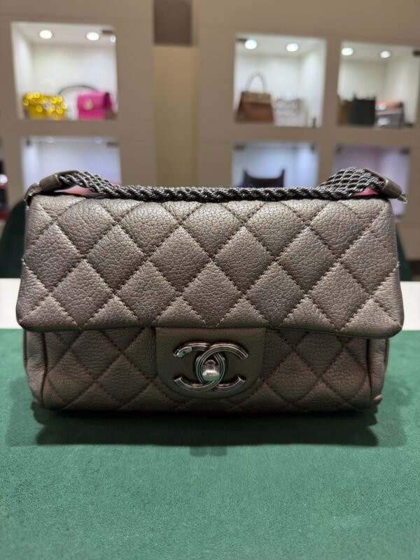 WhatsApp Image 2026-07-01 at 17.18.26 Chanel Classic Flap Mini rectangular 20 – Caviar Metallizzato Grigio Scuro – Hardware Ruthenium del 2017