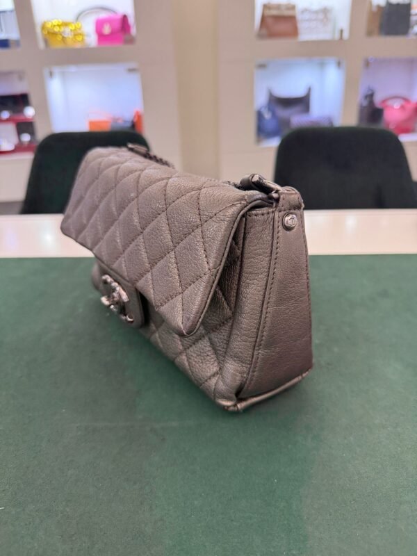 WhatsApp Image 2026-07-01 at 17.18.27 (4) Chanel Classic Flap Mini rectangular 20 – Caviar Metallizzato Grigio Scuro – Hardware Ruthenium del 2017