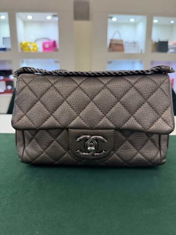 WhatsApp Image 2026-07-01 at 17.18.27 Chanel Classic Flap Mini rectangular 20 – Caviar Metallizzato Grigio Scuro – Hardware Ruthenium del 2017