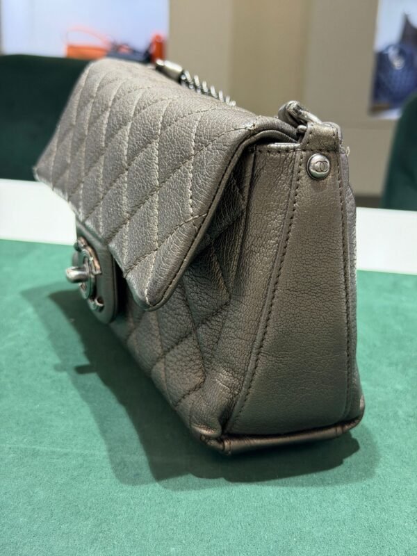 WhatsApp Image 2026-07-01 at 17.18.28 (2) Chanel Classic Flap Mini rectangular 20 – Caviar Metallizzato Grigio Scuro – Hardware Ruthenium del 2017
