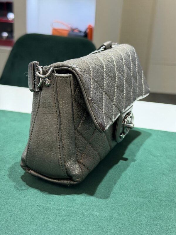 WhatsApp Image 2026-07-01 at 17.18.28 (4) Chanel Classic Flap Mini rectangular 20 – Caviar Metallizzato Grigio Scuro – Hardware Ruthenium del 2017