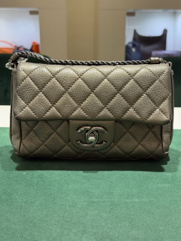 WhatsApp Image 2026-07-01 at 17.18.29 (1) Chanel Classic Flap Mini rectangular 20 – Caviar Metallizzato Grigio Scuro – Hardware Ruthenium del 2017